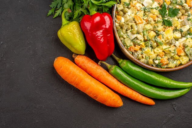 素食黑色表面上有新鲜蔬菜的美味沙拉俯视图美味沙拉辣椒蔬菜