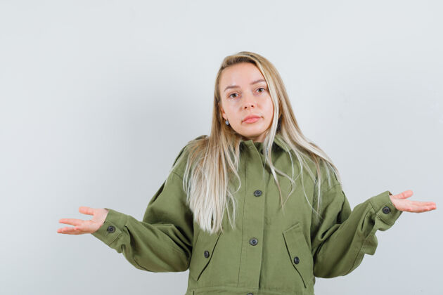 性感身着绿色夹克的年轻女性 展现出无助的姿态 前视图人女孩脸