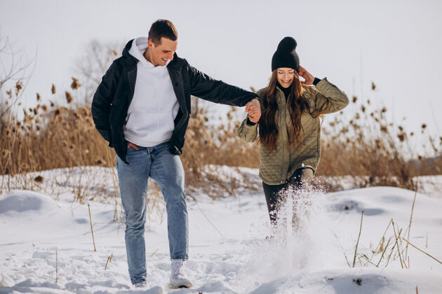 下雪恋爱中的年轻情侣在冬天散步好看快乐在一起