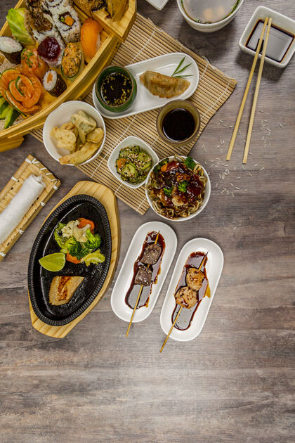 酱油垂直高角度拍摄不同的亚洲菜在木桌上日本寿司厨房