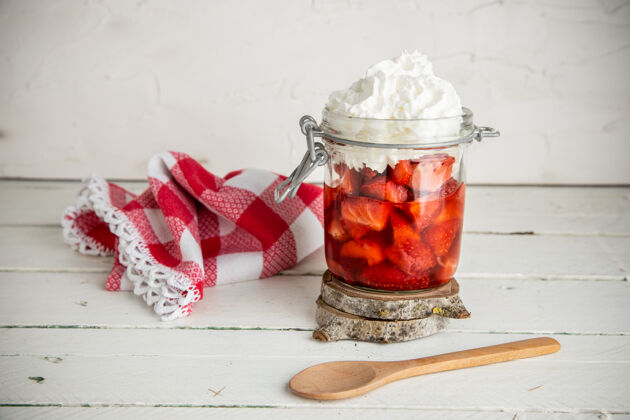 水果一杯奶油草莓的特写镜头健康餐桌美味