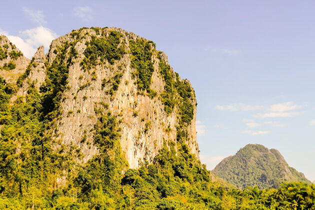 丛林丛林中植被茂盛的巨大悬崖壁板自然岩石