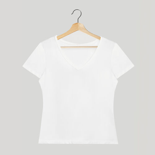 休闲木制衣架上的简单白色v领t恤模型正方形品牌购物