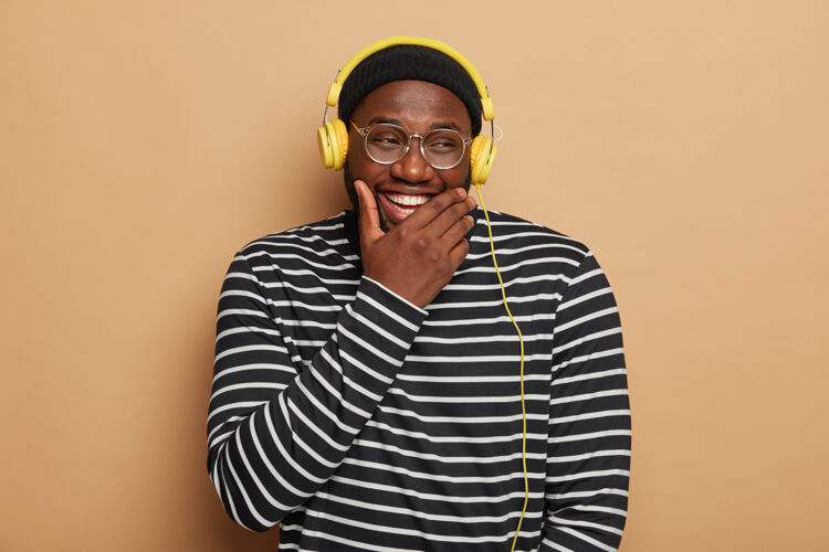 美国快乐的男闺蜜表情愉快 笑着搞笑的歌曲 欢快的流音乐 抱着下巴 笑容灿烂音乐耳机无线