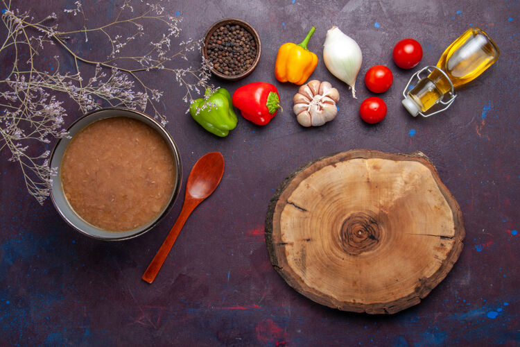 颜色俯瞰豆汤美味的煮熟的汤 表面有蔬菜 表面有深色的汤 豆色辛辣的一餐早餐汤豆类