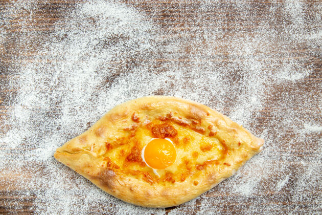 膳食顶视图新鲜的烤面包与煮熟的鸡蛋和面粉在棕色表面面团烤面包粉鸡蛋比萨饼面粉生的