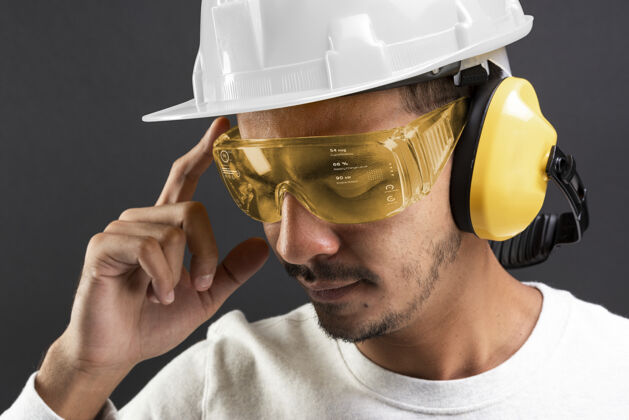思想戴着安全眼镜和安全帽的土木工程师安全建筑建筑师