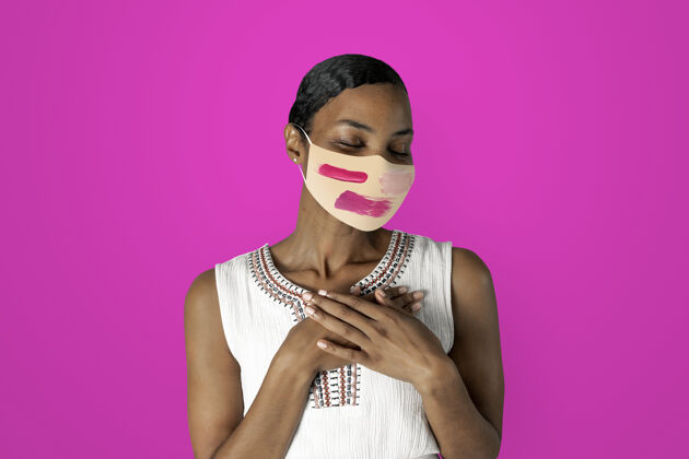 粉色非洲裔美国妇女戴着口罩 以防止covid19病毒爆发安全佩戴