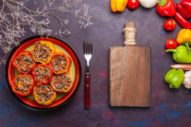 蔬菜顶视图熟甜椒与不同调味料的灰色地板上的食物牛肉多尔玛蔬菜肉甜椒传统烹饪