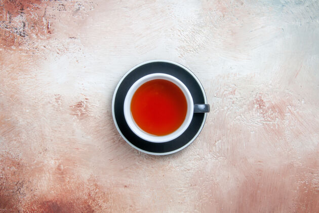 热顶部特写镜头一杯茶一杯茶在桌子上茶颜色茶杯