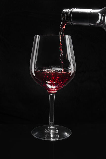 葡萄酒红酒倒进酒杯湿飞溅红色