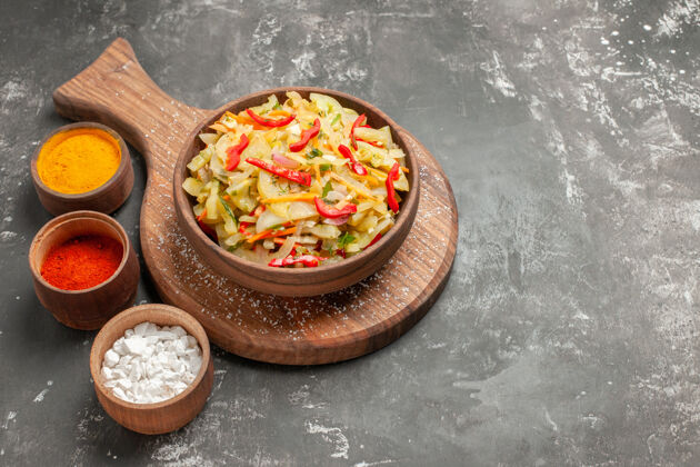 食宿侧面特写沙拉三种香料蔬菜沙拉在碗板上餐厅肉香料