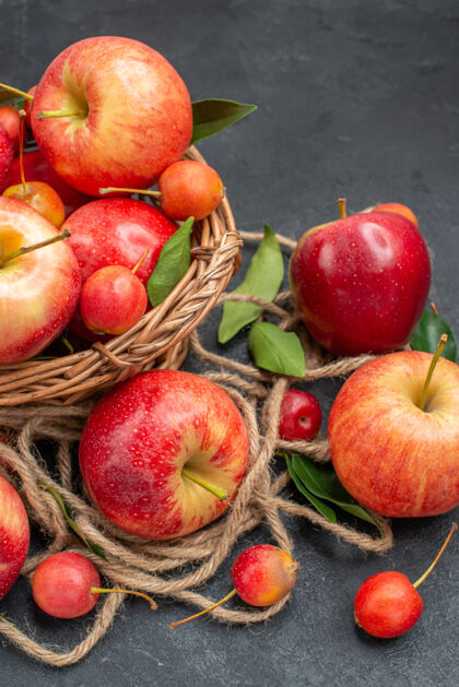 多汁黑桌子上开胃的苹果和樱桃苹果水果红色美味
