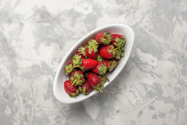 草莓顶视图新鲜的红色草莓 盘内有白色表面的草莓 果树新鲜视野水果盘子