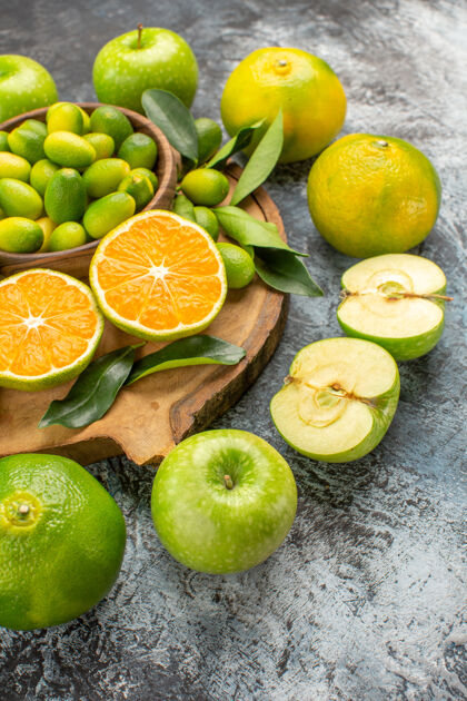 切侧视图柑橘类水果开胃苹果柑橘类水果在砧板上柑橘酸橙橙子