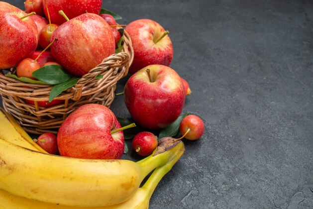 美味侧面特写水果木篮苹果和樱桃香蕉木头水果特写