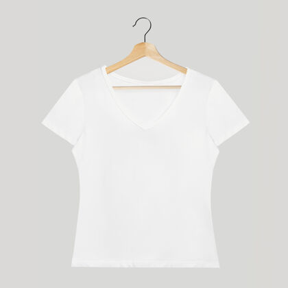 休闲木制衣架上的简单白色v领t恤模型正方形品牌购物