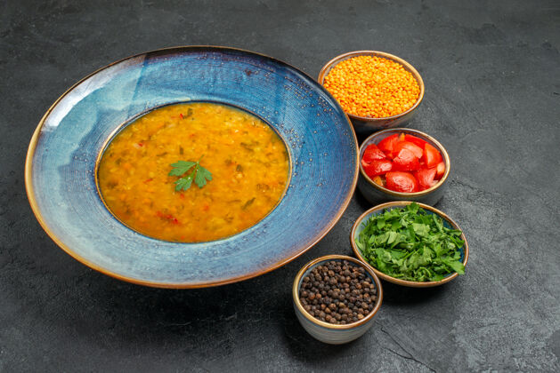 汤侧视图扁豆汤扁豆汤旁边的西红柿香料香草碗碗健康胡椒