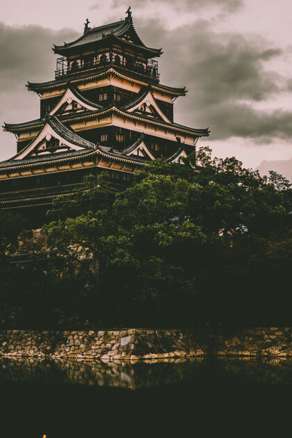 钟楼米色和黑色混凝土亚洲寺庙城堡建筑寺庙