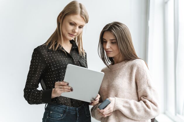 办公室用平板电脑为年轻女商人画像办公室会议技术成人