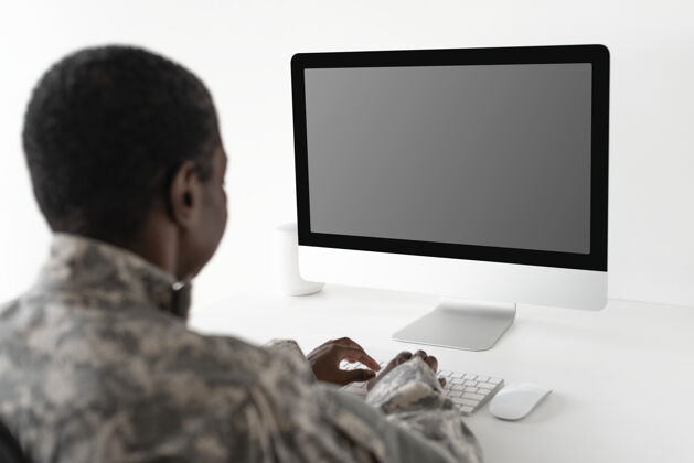 计算机军官使用电脑桌面扬声器无线鼠标社交网络