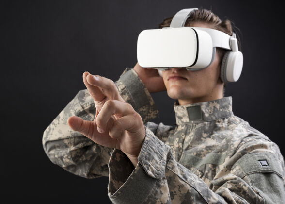 绿色士兵在vr头戴式触摸虚拟屏上进行军事技术模拟训练透明美国创新