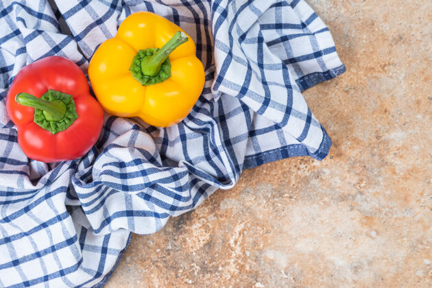 小吃红黄相间的新鲜甜椒放在桌布上红色蔬菜营养的