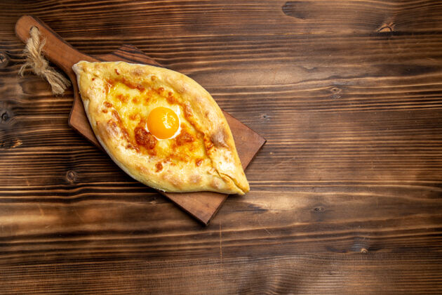 切片顶视图新鲜的烤面包和煮熟的鸡蛋放在木头表面面包面团包食物早餐膳食奶酪比萨饼