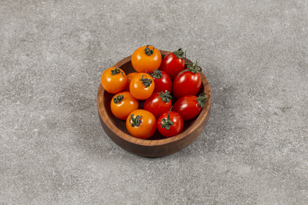 成熟美味的西红柿在碗里 在大理石上收获健康新鲜