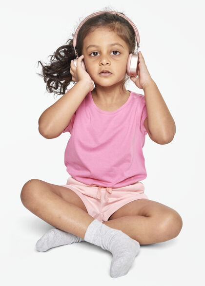 产品小女孩用耳机听音乐时尚坐着耳机