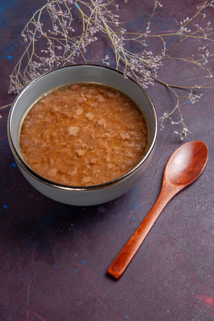 餐具顶视图褐色的汤在盘子里的一个表面上汤蔬菜餐食品厨房油生的里面用餐