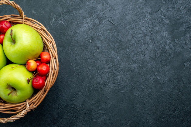 生的顶视图篮子上有水果 苹果和甜樱桃 深色背景上有水果 浆果组成 清新瓢虫顶部新鲜