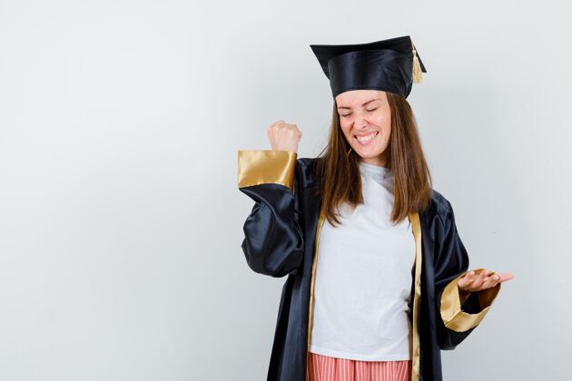 帽子毕业妇女的肖像 展示了获奖者的姿态 在休闲服 制服 并期待愉快的前视图肖像年轻大学