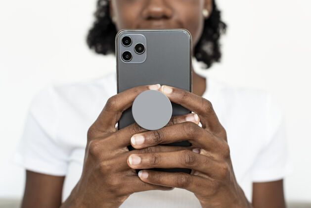 背部圆形手机握在手机后面 非洲裔美国妇女在手机上发短信电话女人未来