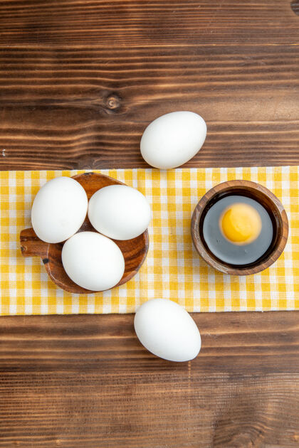 鸡肉俯瞰整个生鸡蛋的棕色木质表面食物早餐木质鸡蛋顶部风景鸡蛋