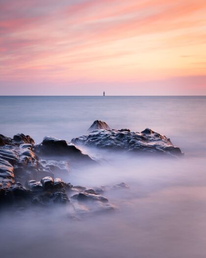 海岸日落时格恩西岛海景的长曝光照片日落天空长