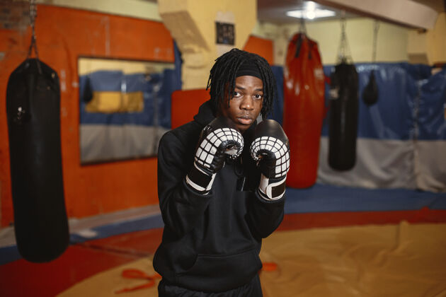 成年人运动型男子拳击拳击手在拳击场上的照片非洲裔美国人男子训练一个戒指健康