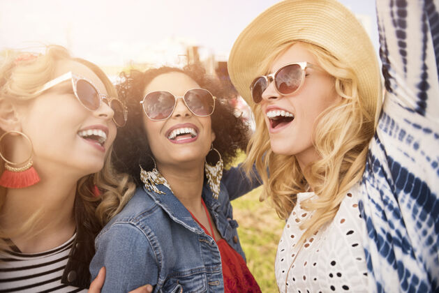 微笑美丽的年轻女子在一起玩得很开心年轻人享受音乐节