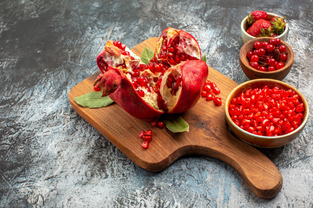 石榴片在黑暗的桌子上看到红色水果的石榴片晚餐营养新鲜
