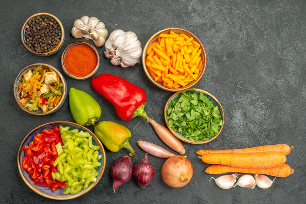 鸡肉沙拉俯瞰鸡肉沙拉 搭配蔬菜和蔬菜 深色餐桌上的熟食健康饮食晚餐蔬菜