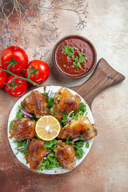 沙拉鸡肉酱番茄带花梗的顶视图板上有柠檬香草的鸡肉餐盘肉一餐