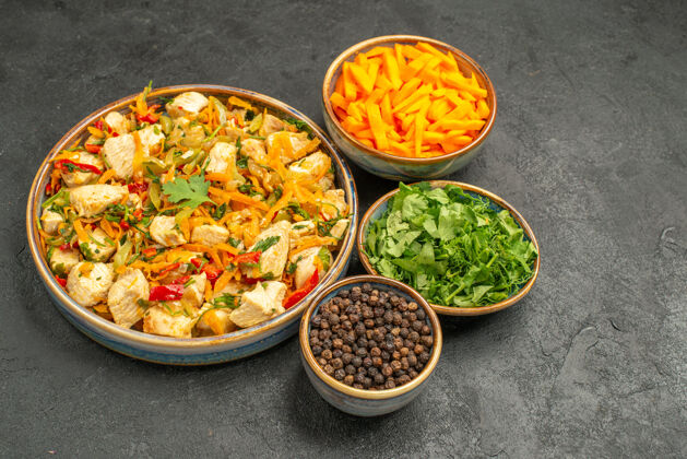 沙拉顶视图鸡肉沙拉与蔬菜和蔬菜在黑暗的地板饮食沙拉健康健康新鲜晚餐