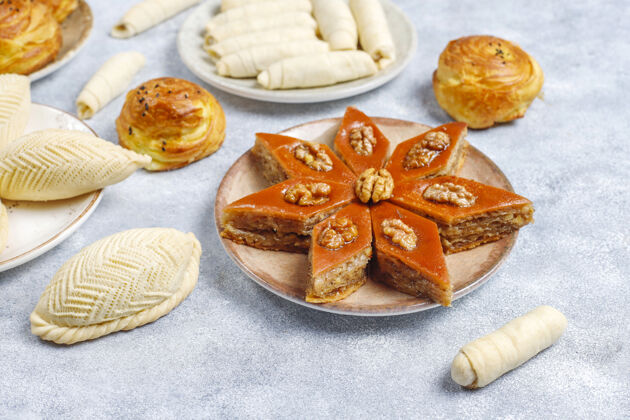 东方阿塞拜疆传统节日novruzsweets shekerbura qogal paxlava mutaki甜点有机食物