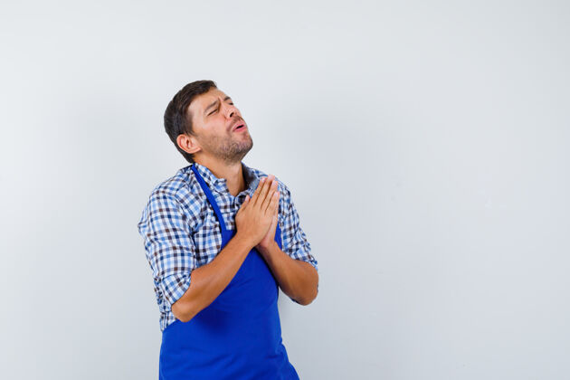 男士穿着蓝色围裙和衬衫的年轻男厨师烹饪围裙年轻