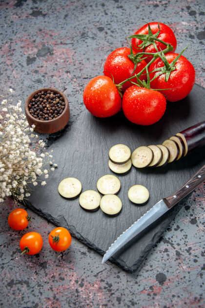 红色正面图黑色茄子和新鲜的红色西红柿蓝色背景食物茄子新鲜