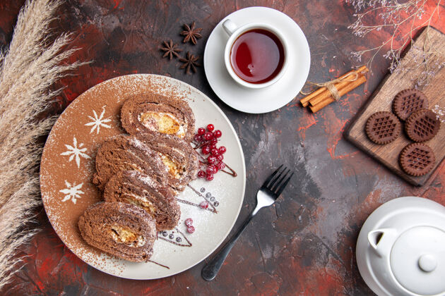 早餐俯瞰美味的饼干卷和饼干和茶在黑暗的桌子上甜甜的馅饼蛋糕盘子咖啡烘焙