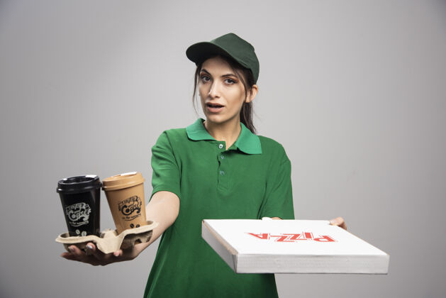 制服送货员给顾客送披萨盒咖啡女人送货