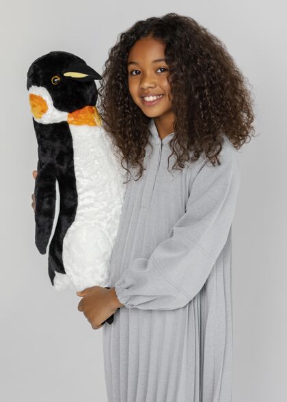 中镜头抱着企鹅的中枪女孩表情姿势垂直