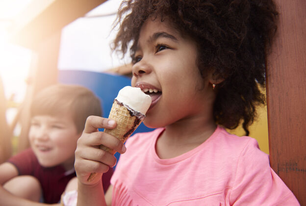 年轻特写快乐的孩子吃冰淇淋男孩快乐冰淇淋