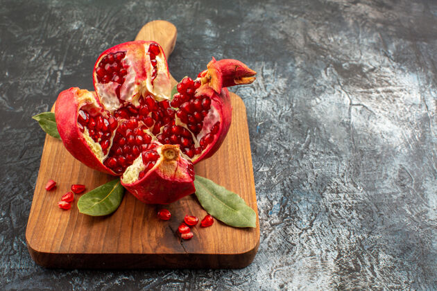 石榴前视石榴片鲜红 水果桌上淡红色鲜红石榴片胡椒可食用的水果